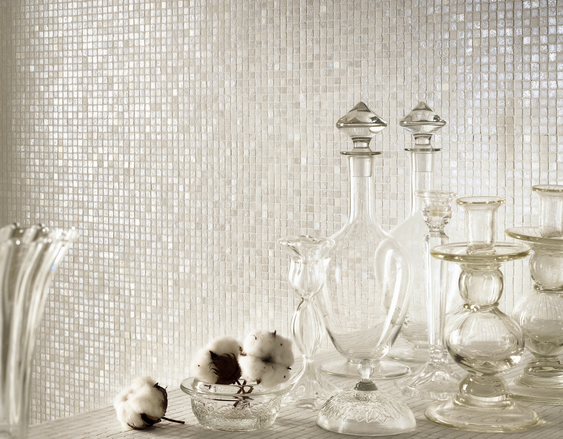 Salle de bains classique et de luxe grâce à cette mosaïque blanche au style vintage. - Inspirations Iperceramica