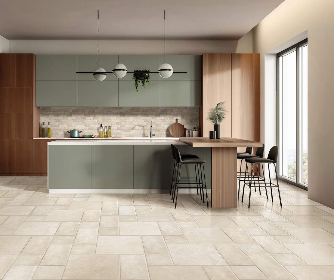 Cuisine avec îlot rustique et moderne avec sol en grès cérame multiformat ivoire - Inspirations Iperceramica