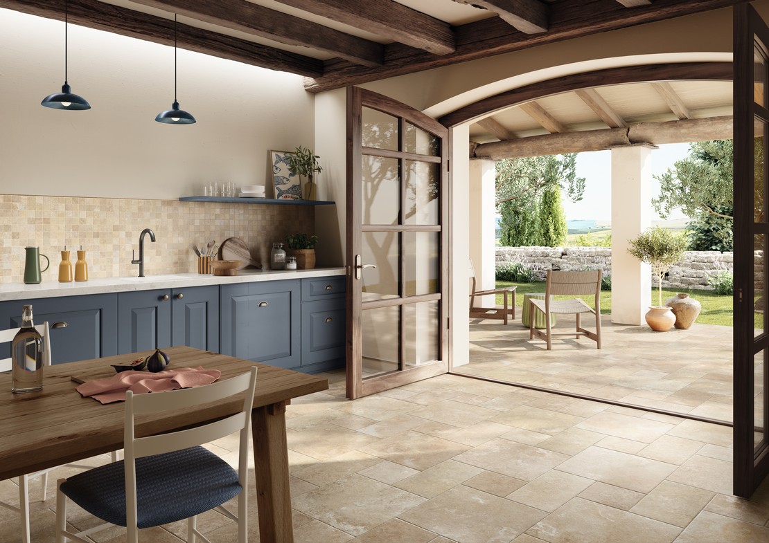 Cuisine linéaire et moderne en grès cérame multiformat effet pierre beige et crédence en mosaïque - Inspirations Iperceramica