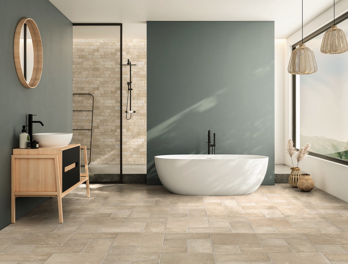 Salle de bains moderne au goût rustique avec sol multiformat et muret en grès cérame effet pierre beige - Inspirations Iperceramica
