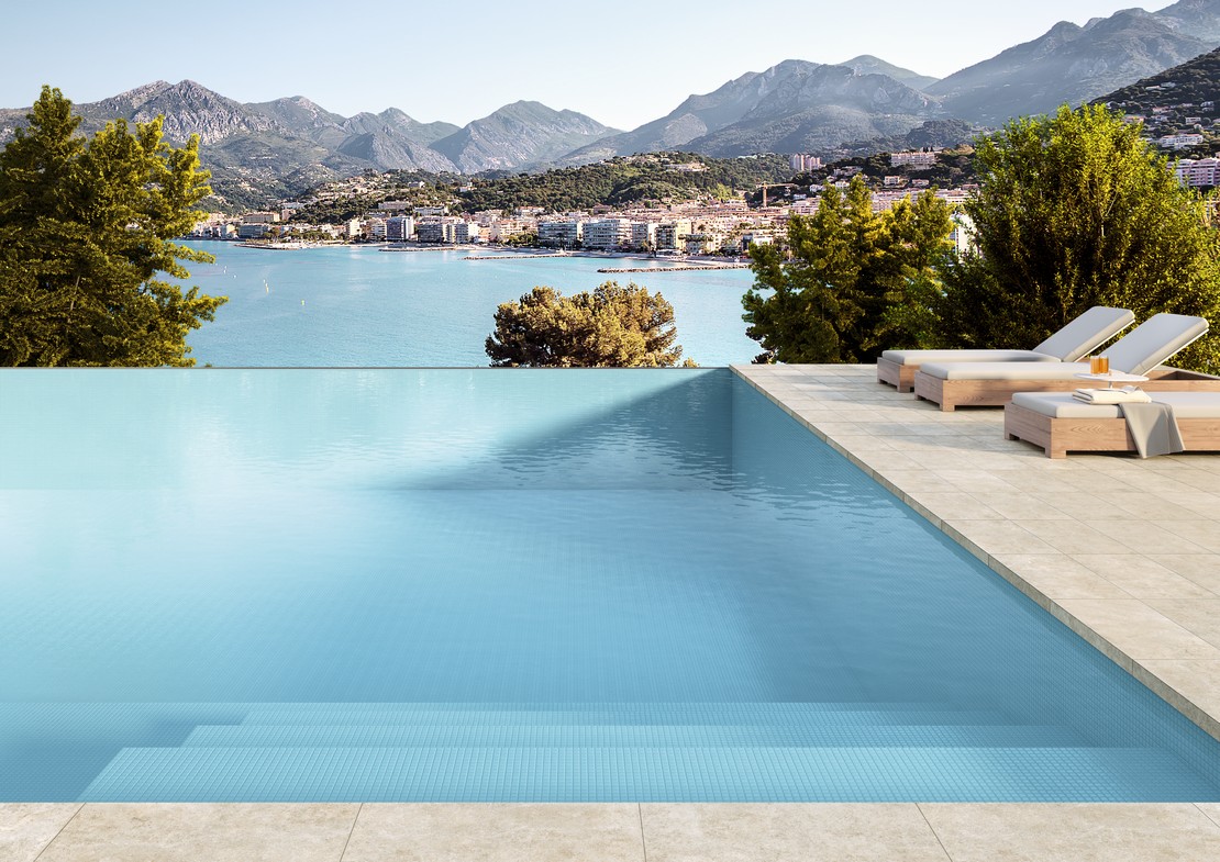 Esterno moderno con piscina in mosaico e pavimento effetto pietra  - Ambienti Iperceramica