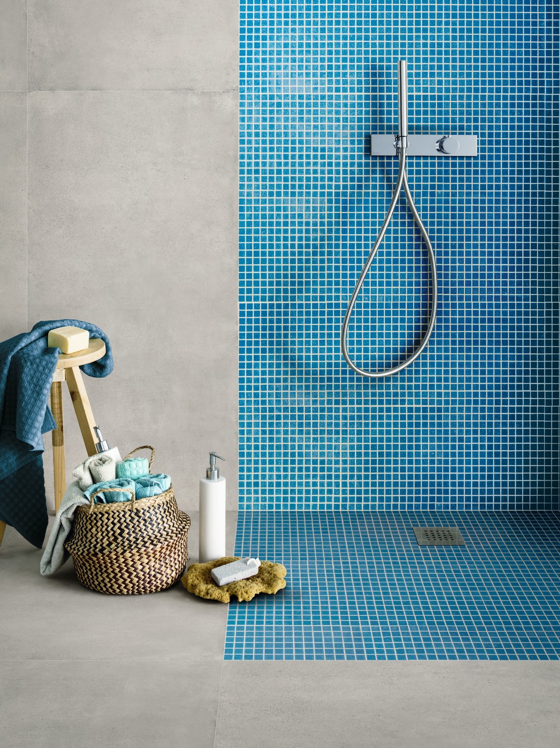 Petite salle de bains colorée de style industriel avec douche en mosaïque bleue et sol effet béton  - Inspirations Iperceramica