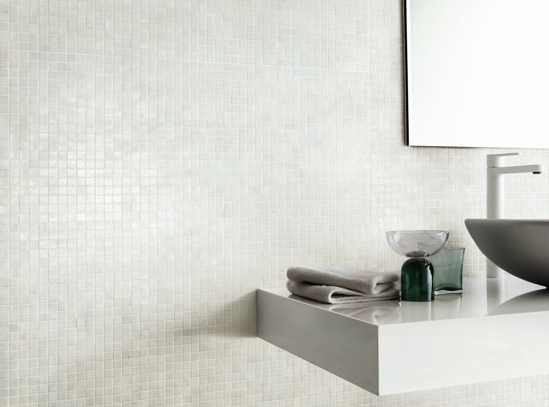 Bagno moderno con rivestimento in mosaico bianco - Ambienti Iperceramica