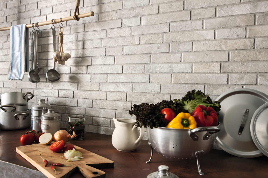 Kleine lineare Vintage-Küche mit Mauerwerkseffekt und Weiß- Grautönen - Inspirationen Iperceramica
