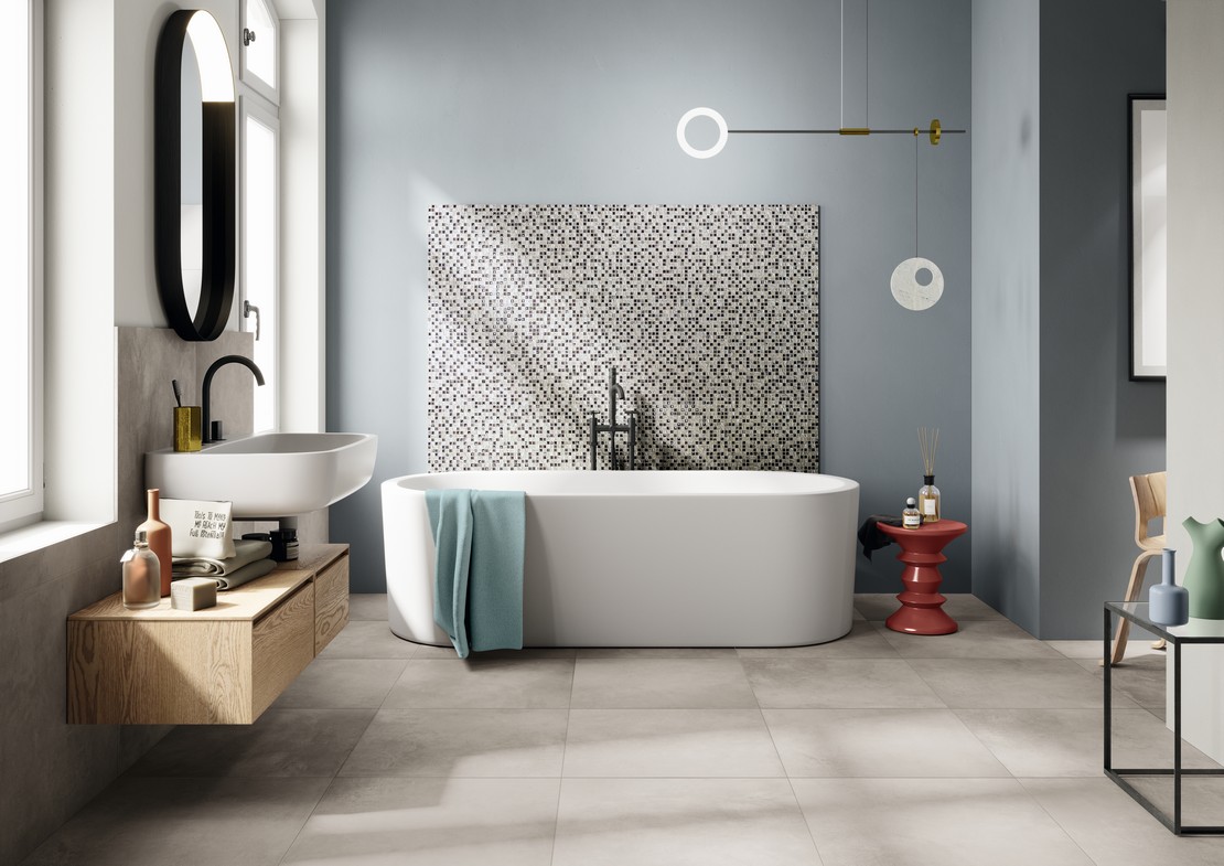 Salle de bains de luxe colorée avec baignoire, sol et carrelage mural en béton et mosaïque grise - Inspirations Iperceramica