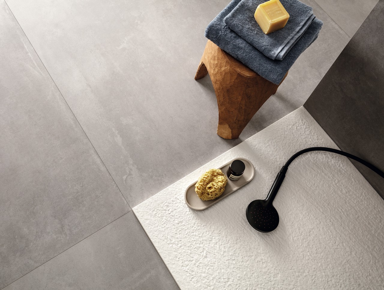 Modernes Badezimmer mit Dusche, graues Feinsteinzeug in Betonoptik - Inspirationen Iperceramica