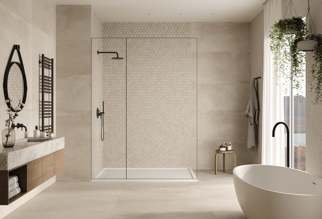 Salle de bains moderne et minimaliste avec douche et carrelage beige effet béton - Inspirations Iperceramica