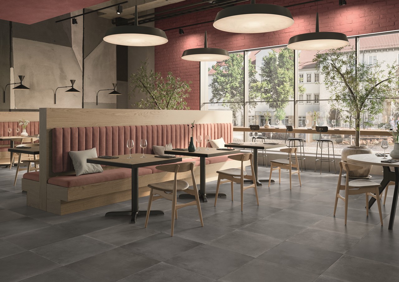 Restaurant industriel, sol imitation béton foncé et tons de rose pour une touche moderne. - Inspirations Iperceramica