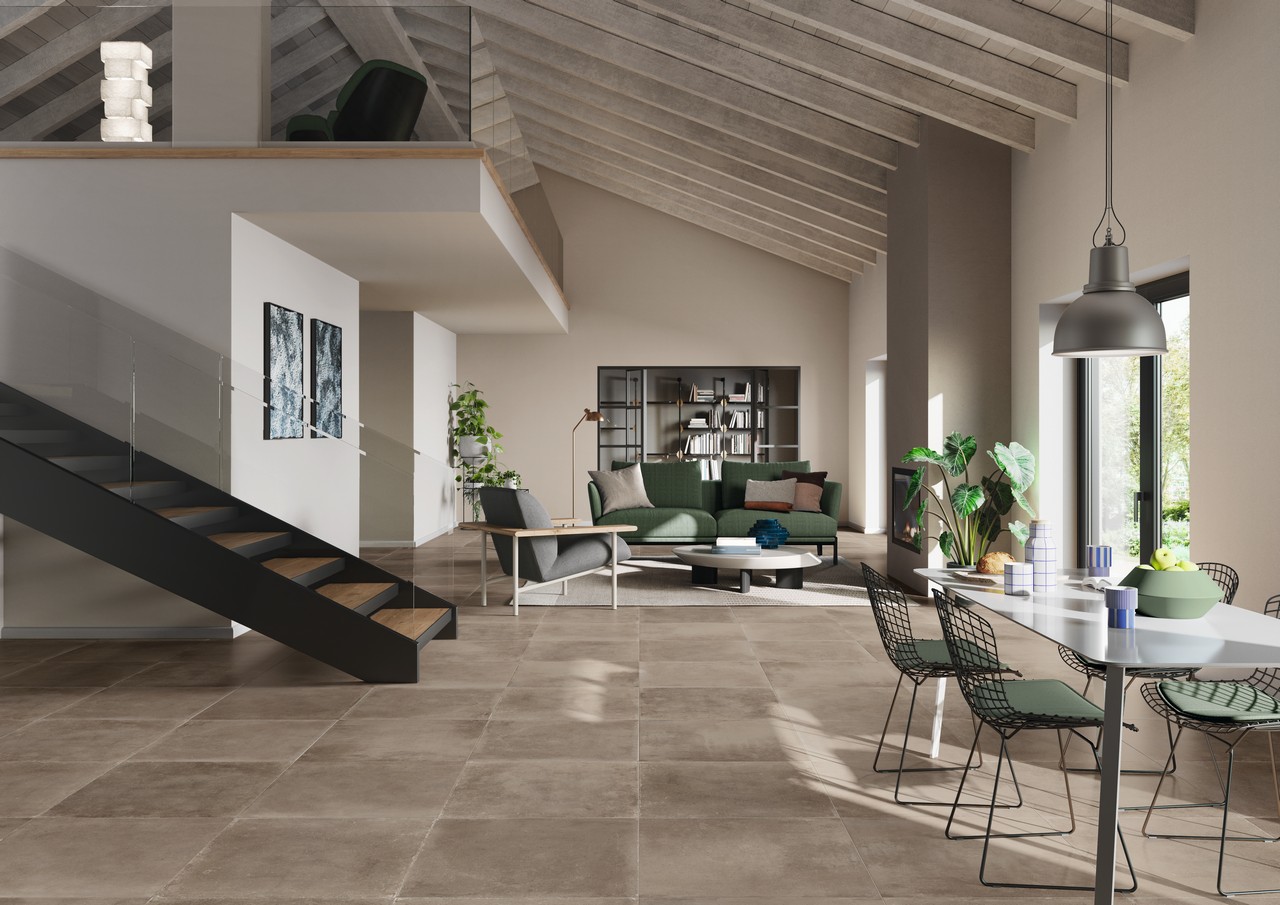 soggiorno moderno open space, pavimento in gres effetto cemento grigio/beige industriale - Ambienti Iperceramica