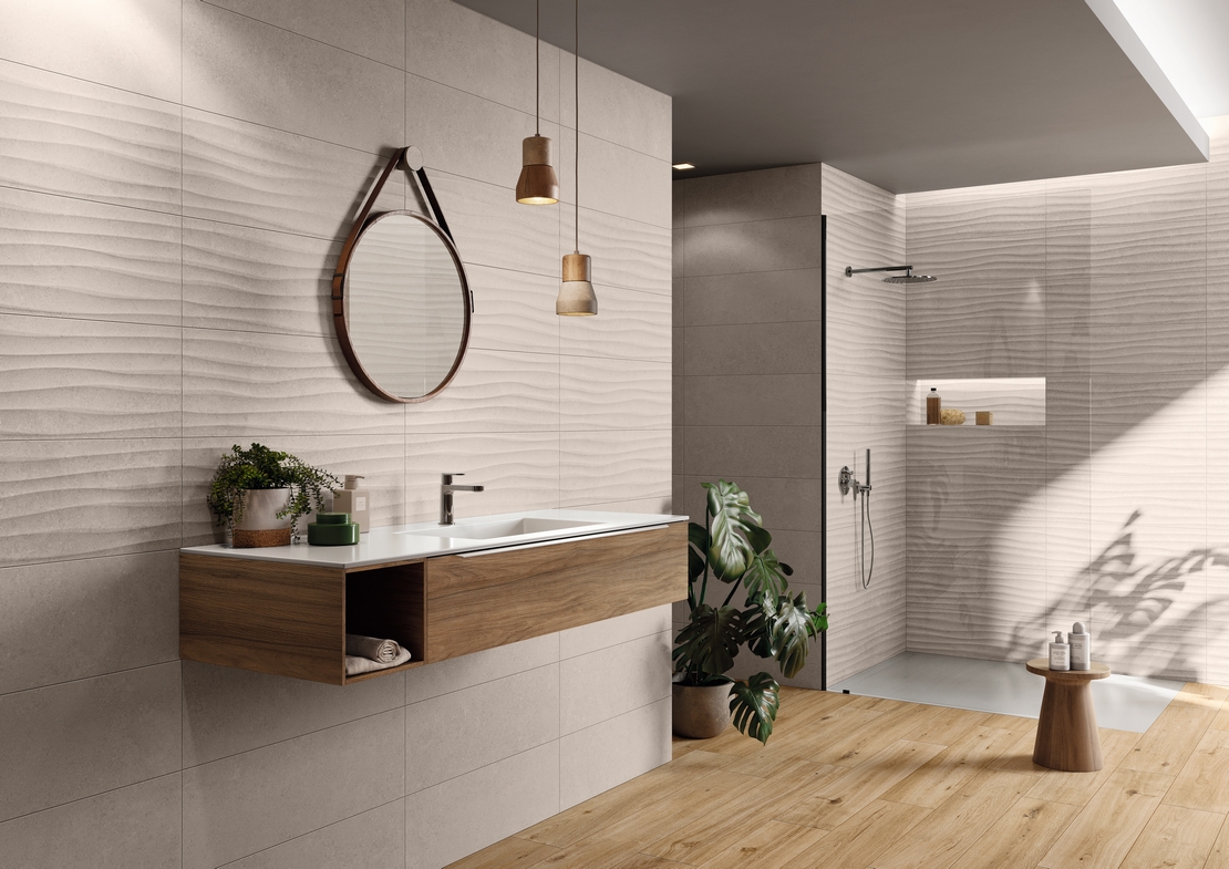 Bagno moderno con doccia. Effetto legno e pietra grigio-beige, stile minimalista - Ambienti Iperceramica