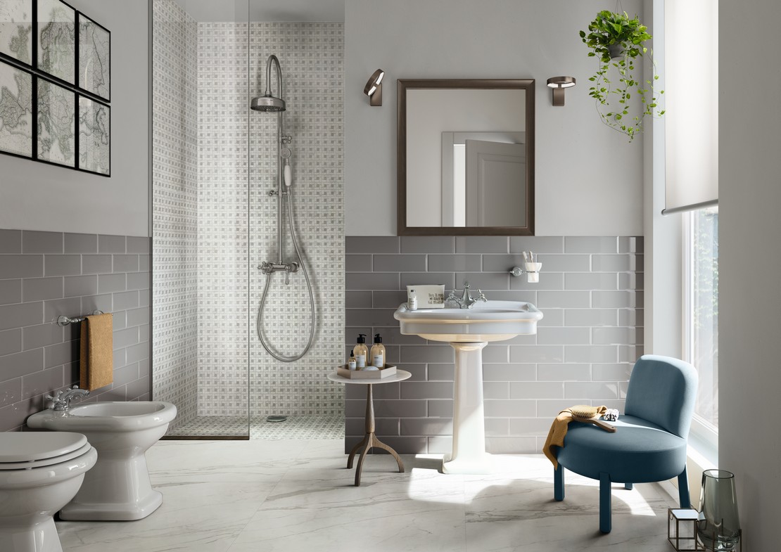 Bagno classico vintage con doccia in mosaico di marmo, pavimento effetto marmo - Ambienti Iperceramica