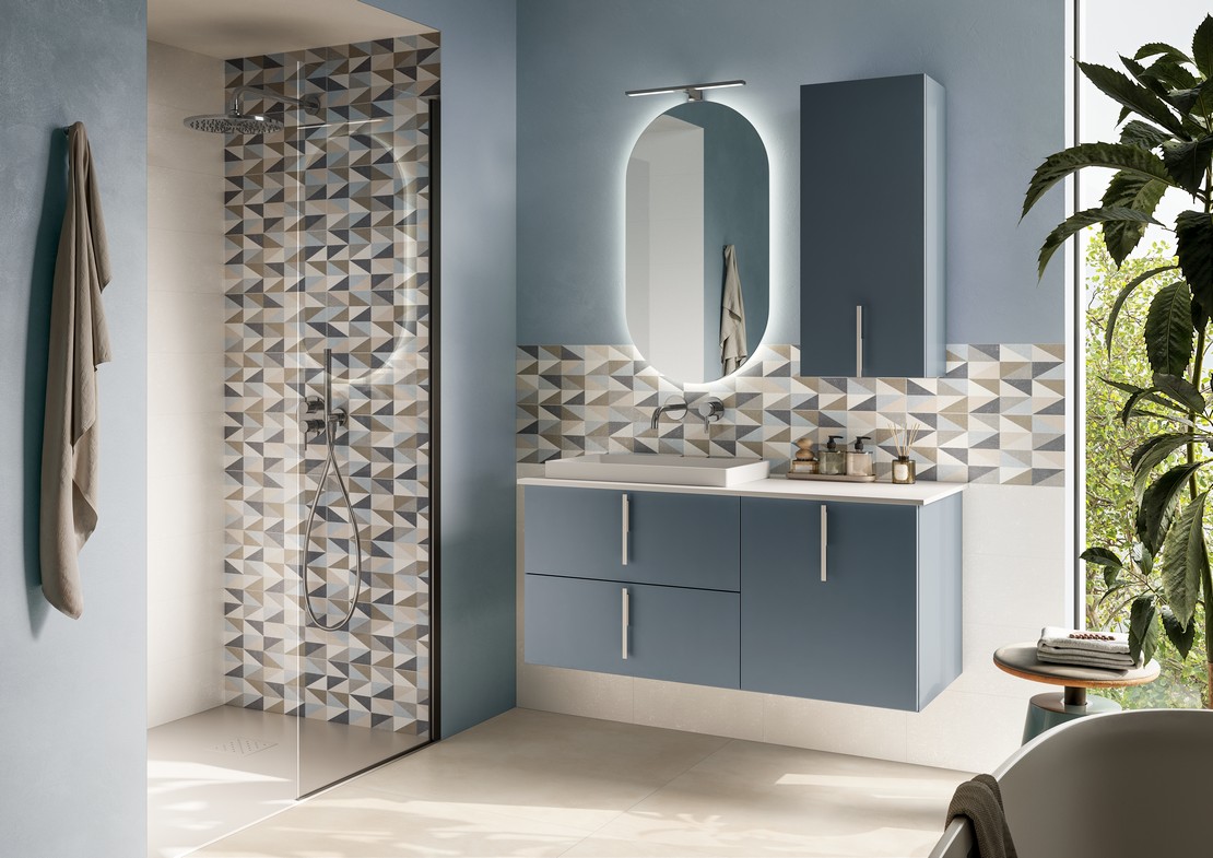 Modernes gefärbtes Bad mit Dusche in Blau-,Weiß-und Beigetönen - Inspirationen Iperceramica