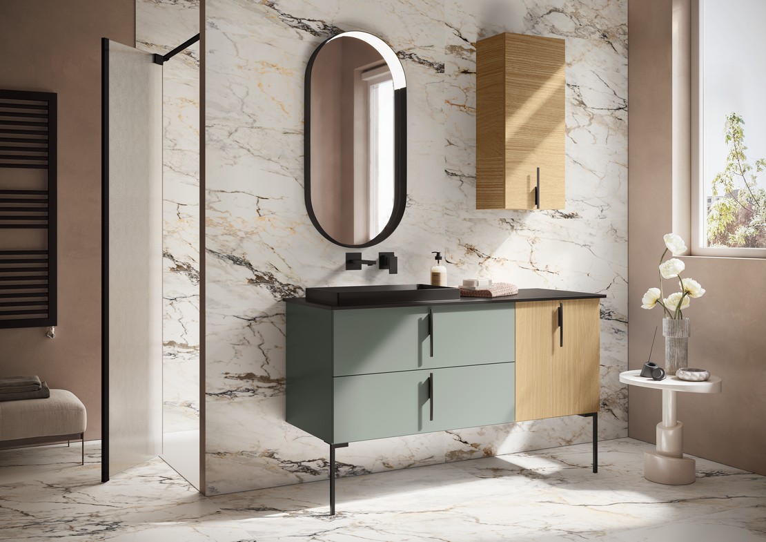 Modernes Badezimmer mit Boden-und  Wandfliesen Marmoroptik in Weiß- und Brauntönen - Inspirationen Iperceramica