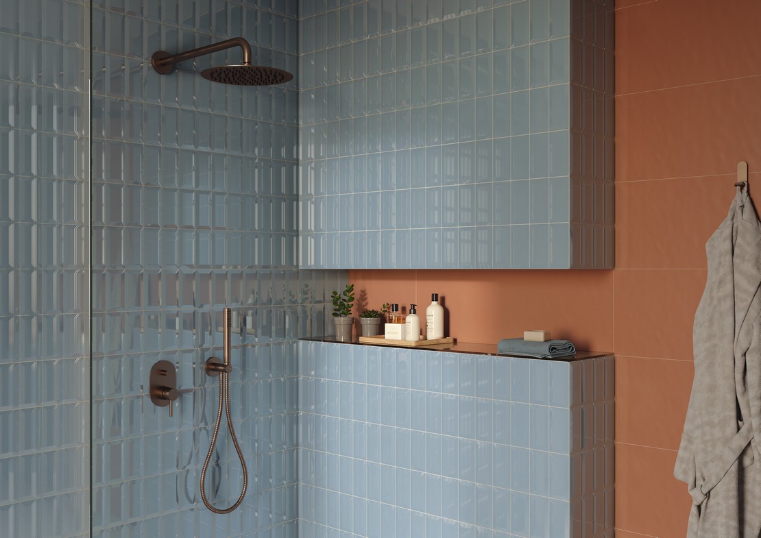 Salle de bains moderne colorée avec douche, carreaux style métro bleus et couleur terre cuite - Inspirations Iperceramica