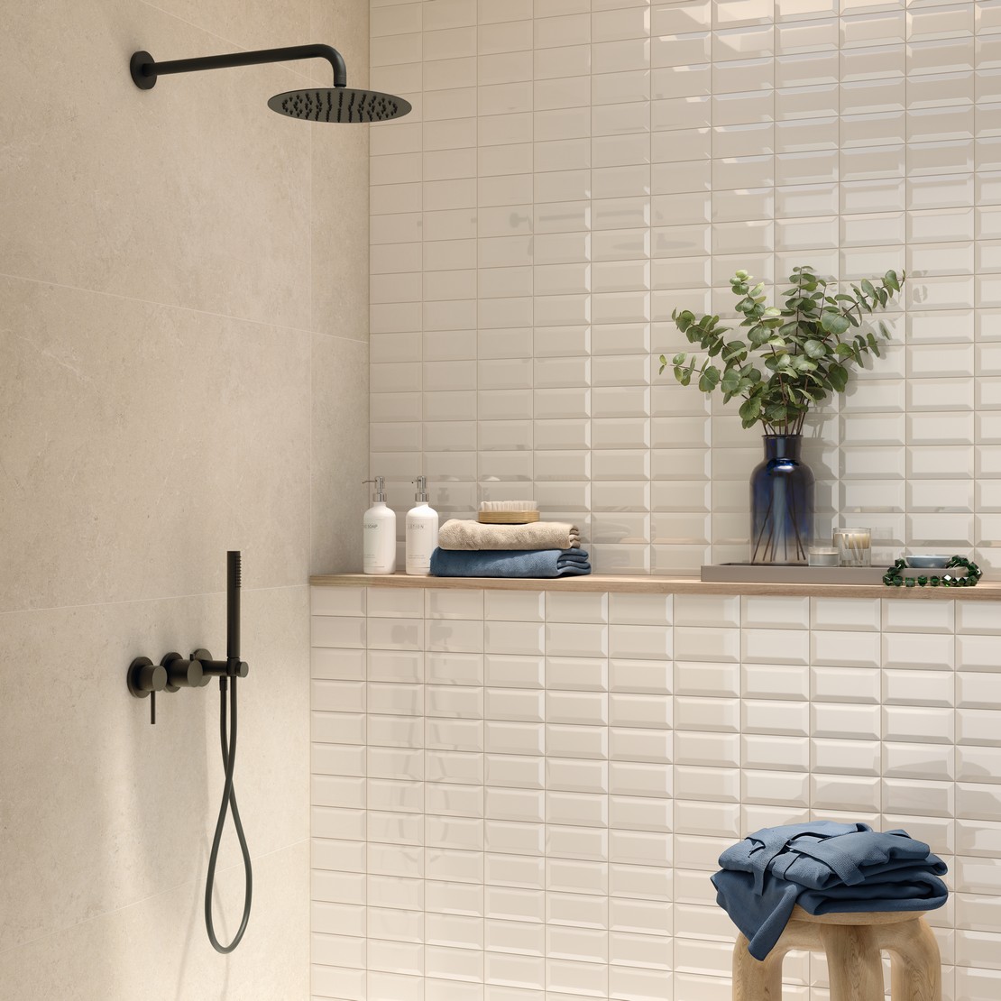 Salle de bains moderne blanche avec douche, carreaux blancs style métro - Inspirations Iperceramica