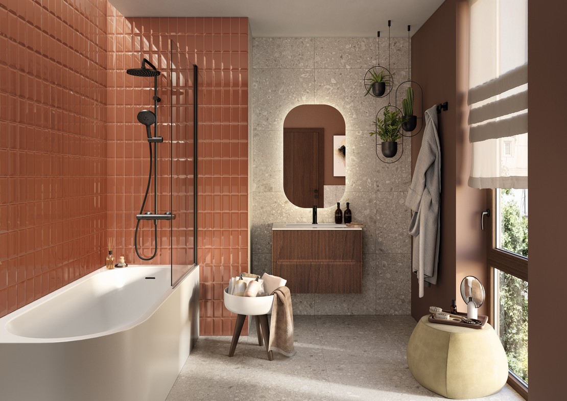 Salle de bains moderne colorée avec baignoire-douche, carreaux style métro rouges et effet Ceppo di Grè - Inspirations Iperceramica