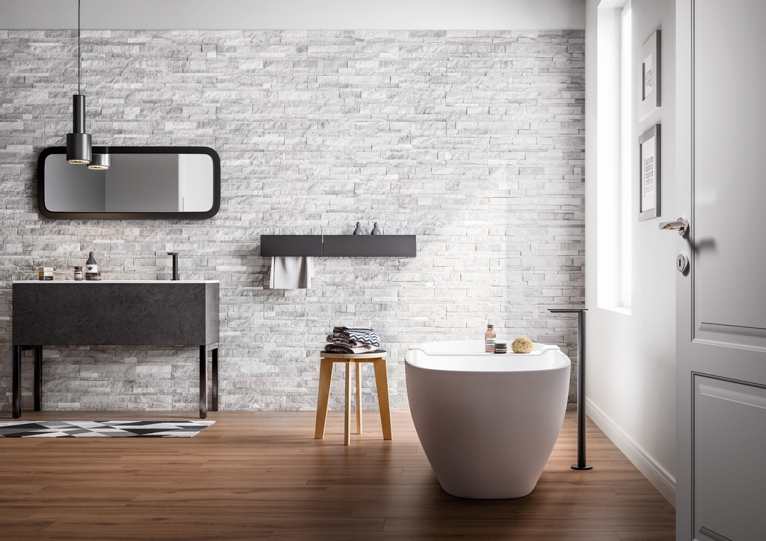 Salle de bains de luxe avec baignoire, effet bois et pierre grise offrant une touche classique. - Inspirations Iperceramica