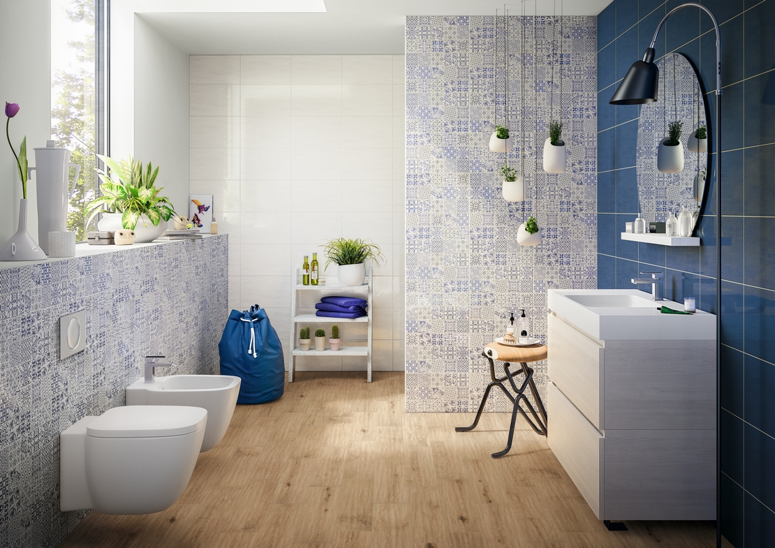 Bagno moderno bagno-stretto-lungo. Doccia, effetto legno, decori vintage in bianco e blu - Ambienti Iperceramica