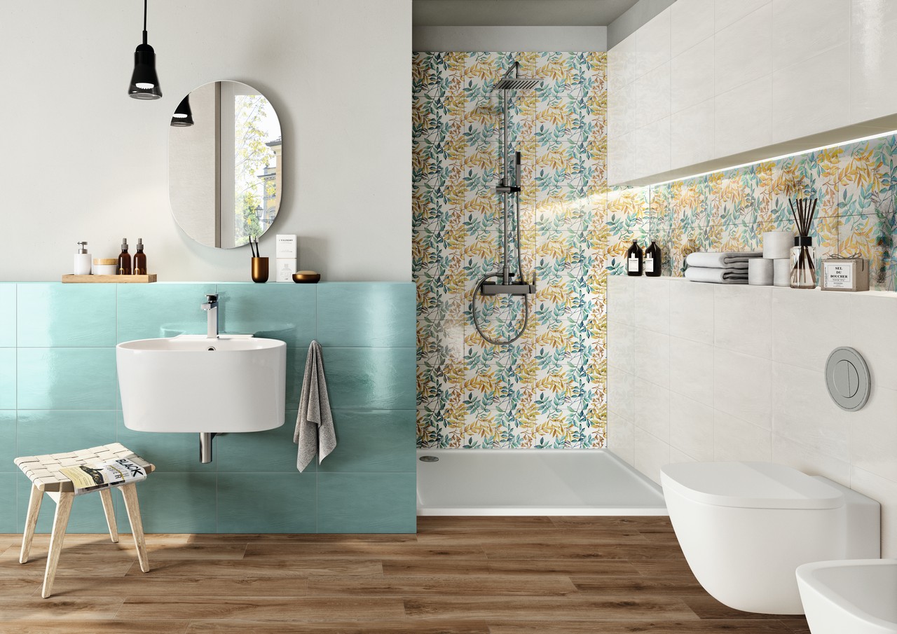 Salle de bains colorée dans des tons de blanc, de vert et de jaune avec sol imitation bois. - Inspirations Iperceramica