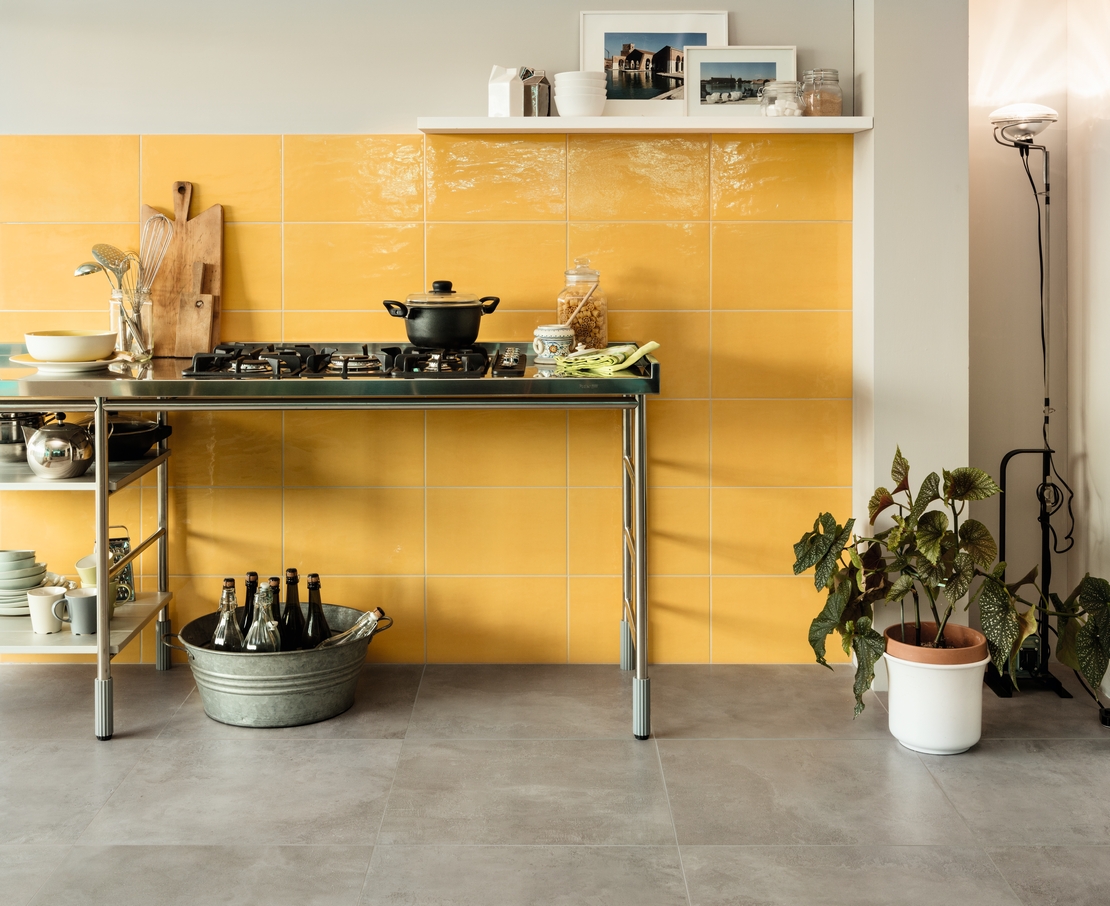 Cuisine avec sol effet ciment gris et carrelage mural jaune - Inspirations Iperceramica