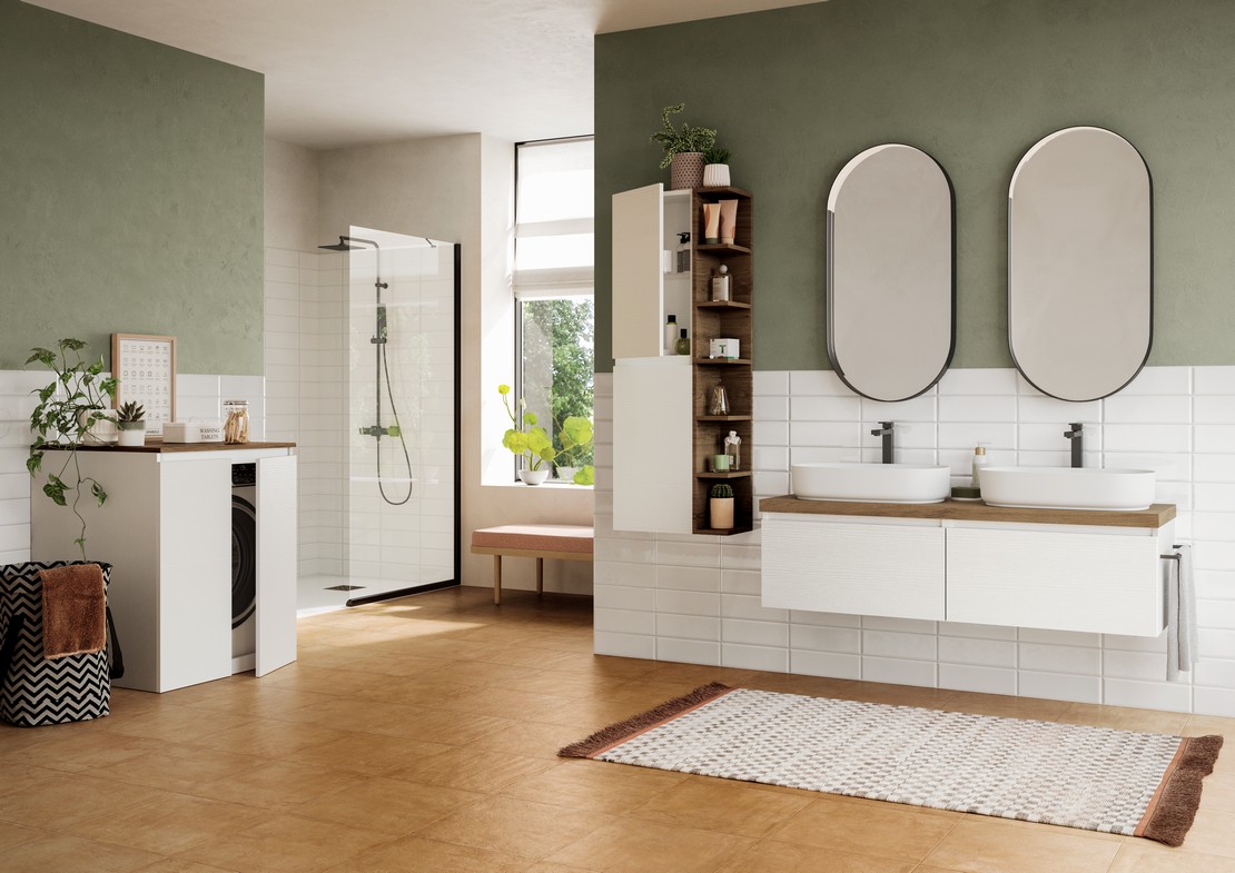 Bagno classico rustico con doccia, pavimento beige, pareti bianche e dettagli in marrone - Ambienti Iperceramica