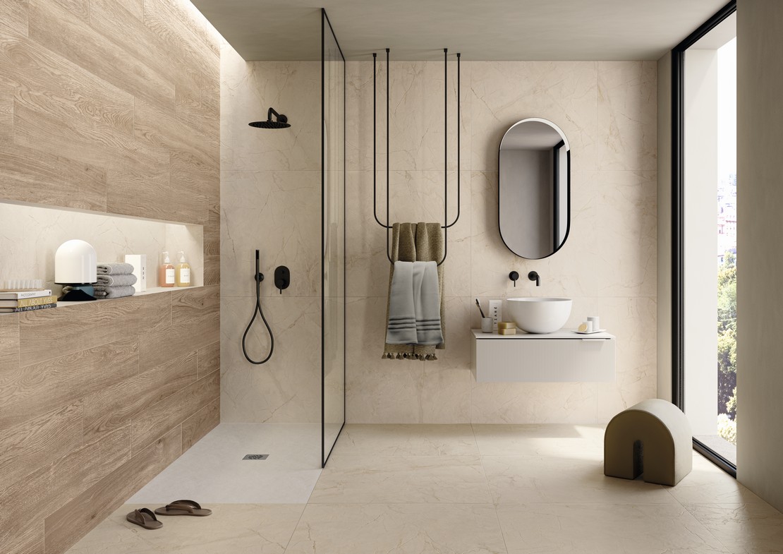 Bagno di lusso con doccia, pavimento effetto marmo e rivestimento effetto legno - Ambienti Iperceramica