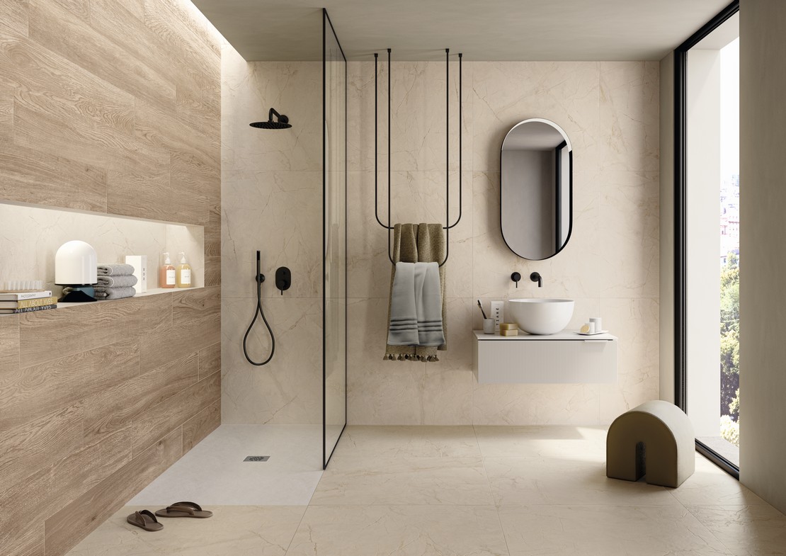 Luxuriöses Badezimmer mit Dusche, Boden Marmoroptik und Wandfliesen Holzoptik - Inspirationen Iperceramica