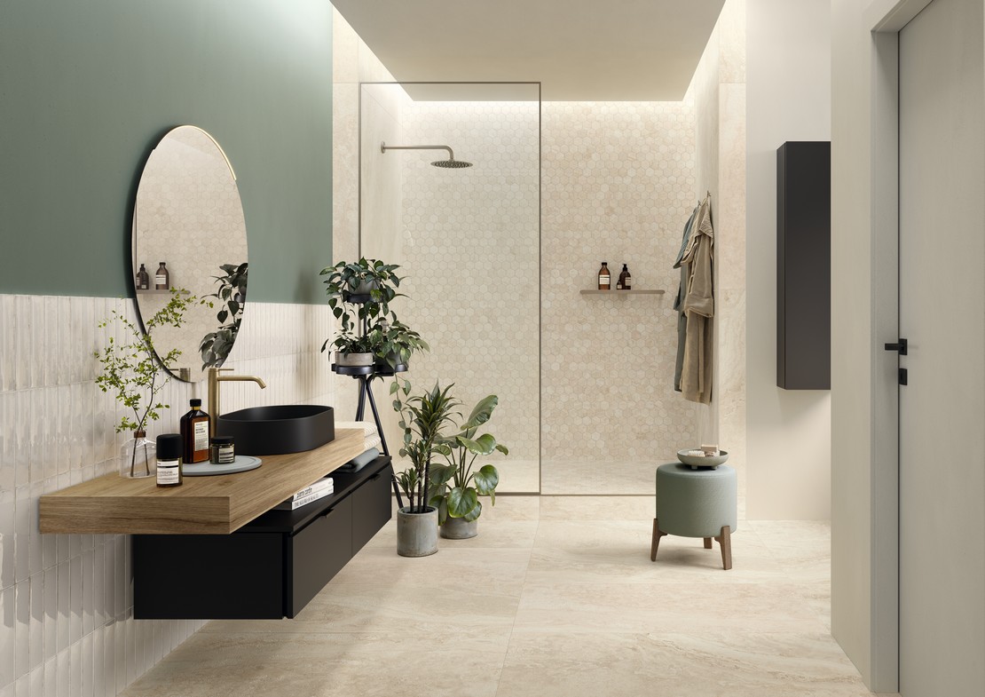 Modernes Badezimmer mit Travertin-Marmor-Effekt und Dusche - Inspirationen Iperceramica