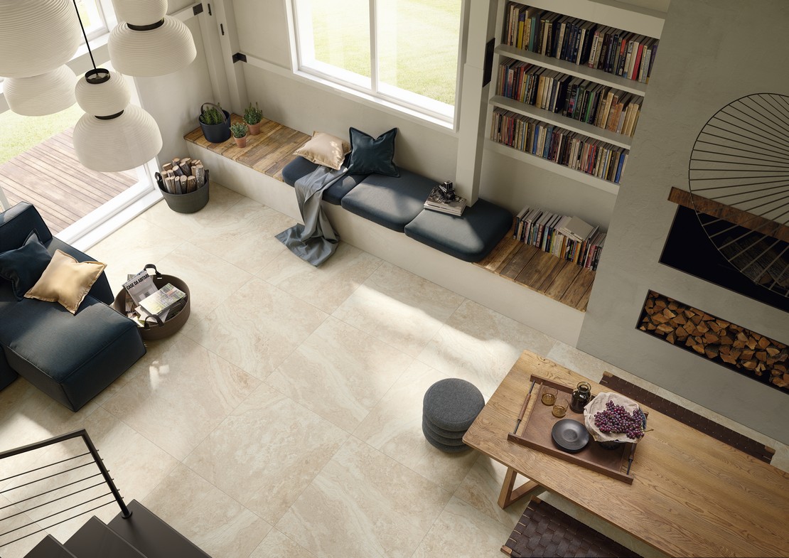 Soggiorno con camino, elegante e moderno, con pavimento effetto marmo beige - Ambienti Iperceramica