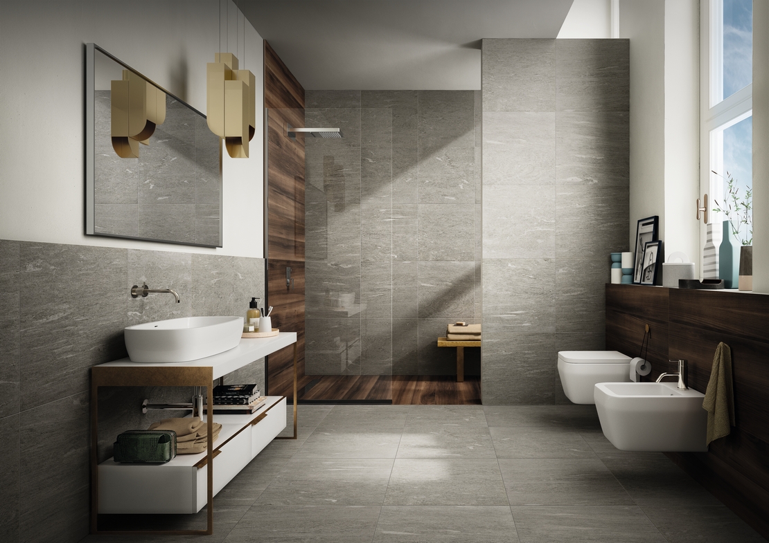 Bagno moderno con doccia, legno scuro e pietra grigio per un tocco classico di lusso - Ambienti Iperceramica