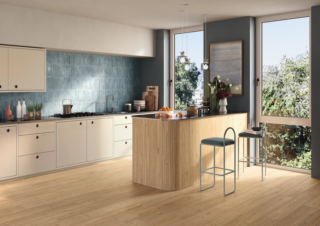 Cuisine moderne avec îlot, revêtement bleu et sol en grès cérame effet bois naturel - Inspirations Iperceramica