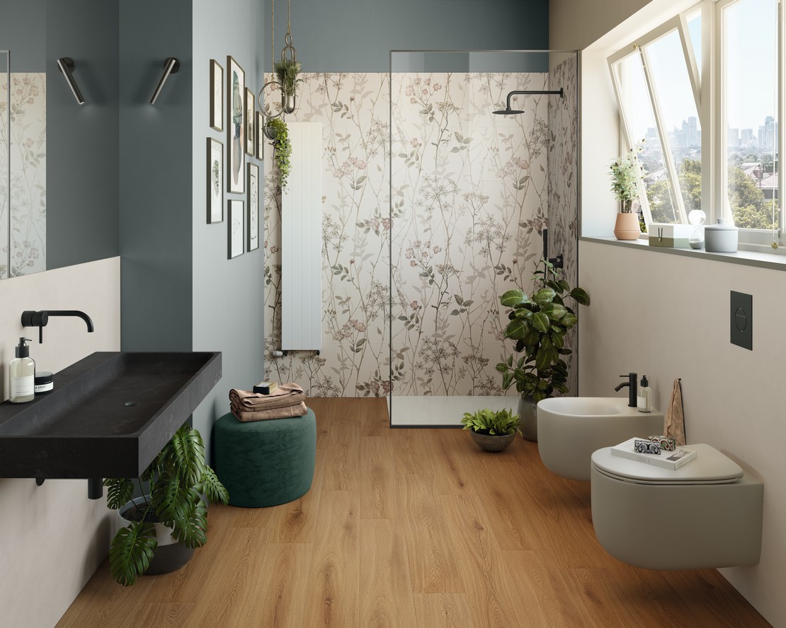 Bagno moderno con pavimento effetto legno e rivestimento effetto carta da parati beige floreale - Ambienti Iperceramica