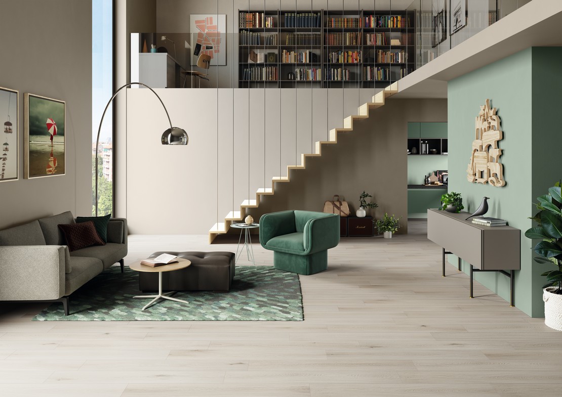 Salon loft moderne et élégant avec sol effet bois beige et murs verts - Inspirations Iperceramica