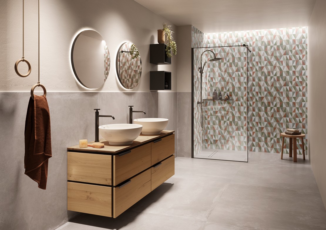 Salle de bains moderne avec sol effet béton gris et revêtement douche effet papier peint - Inspirations Iperceramica