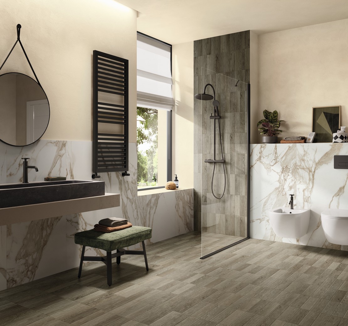Modernes Badezimmer mit Boden Holzoptik rustikal und Wandfliesen Mamoroptik Weiß und Beige - Inspirationen Iperceramica