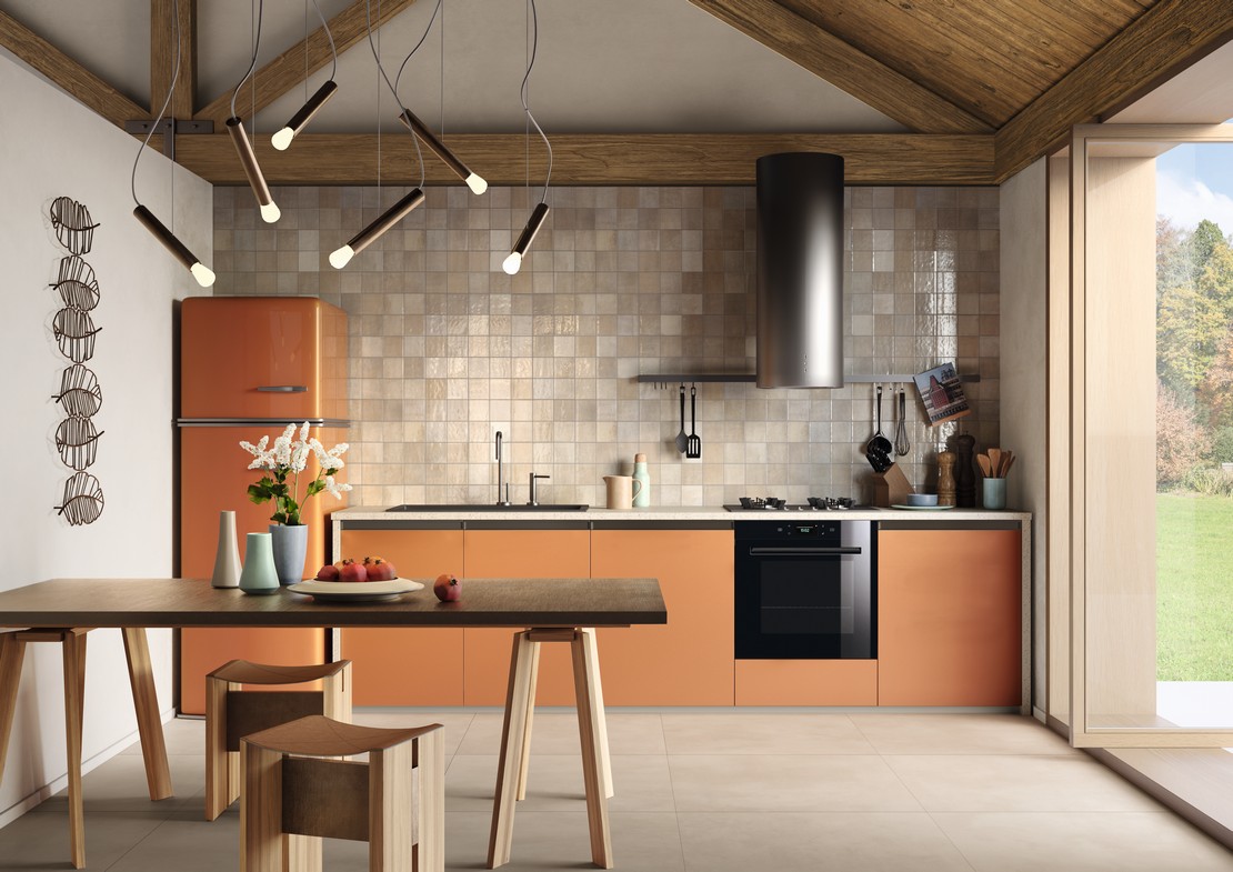 Klassische Küsche im rustikalen Stil mit Boden in Zementoptik und weißen Fliesen  - Inspirationen Iperceramica