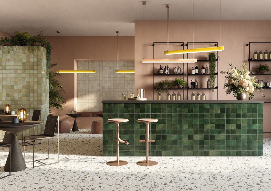Rustikaler Cafè im Industriestil mit farbige Fliesen und Boden in Terrazzo Optik - Inspirationen Iperceramica