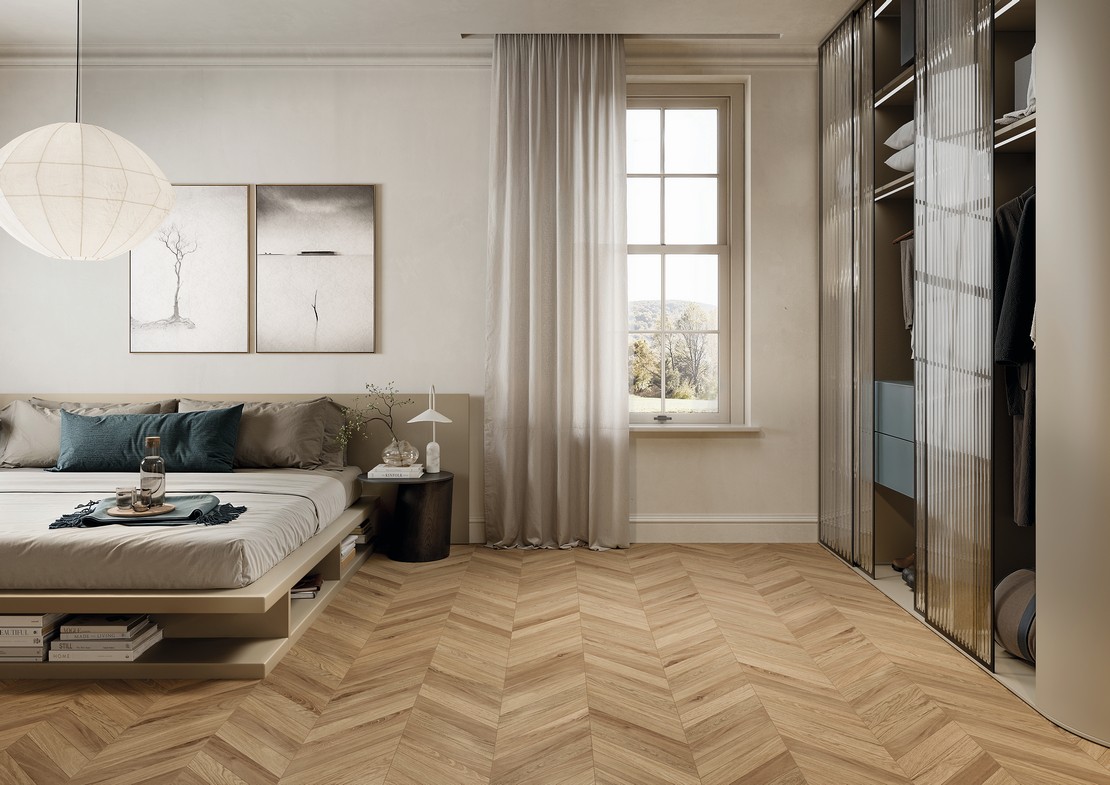 Chambre moderne et élégante avec sol en grès cérame effet bois chevron beige - Inspirations Iperceramica