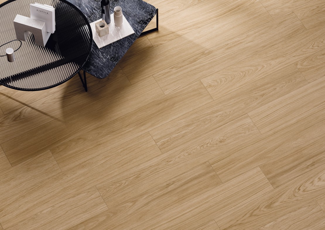 Séjour élégant et moderne avec sol en grès cérame effet bois beige - Inspirations Iperceramica