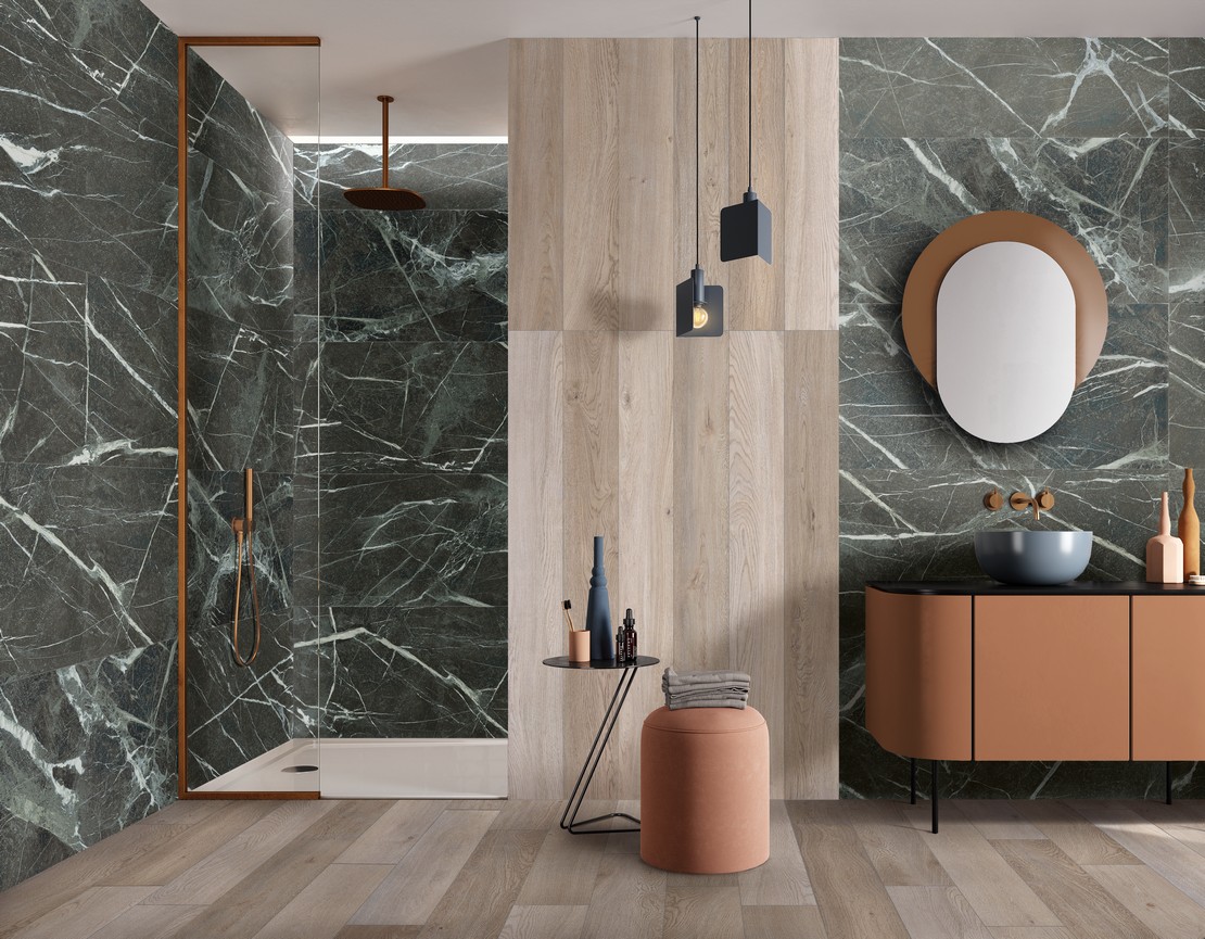 Bagno moderno con doccia, pavimento effetto legno e rivestimento effetto marmo verde - Ambienti Iperceramica