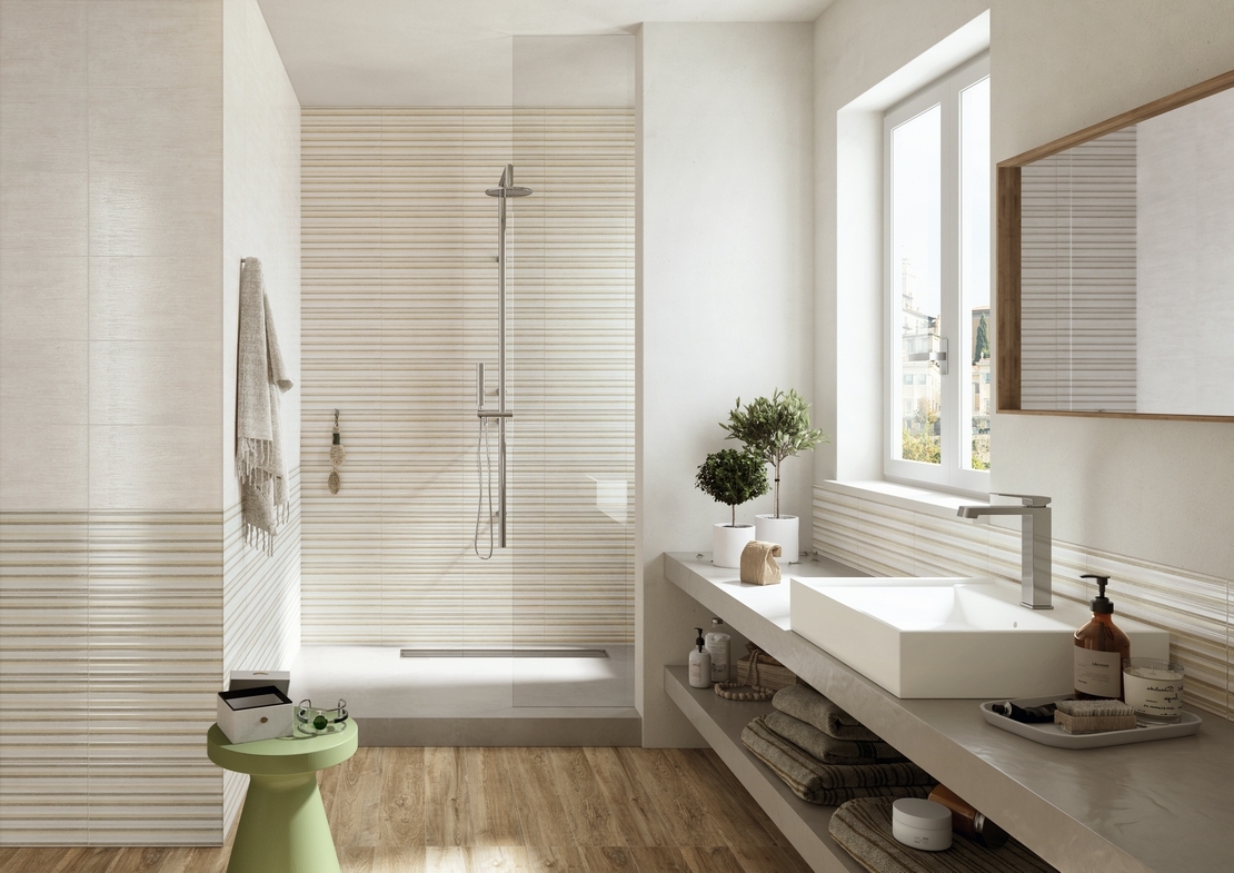 Salle de bains en longueur avec douche, moderne, effet bois et déco blanc beige. - Inspirations Iperceramica