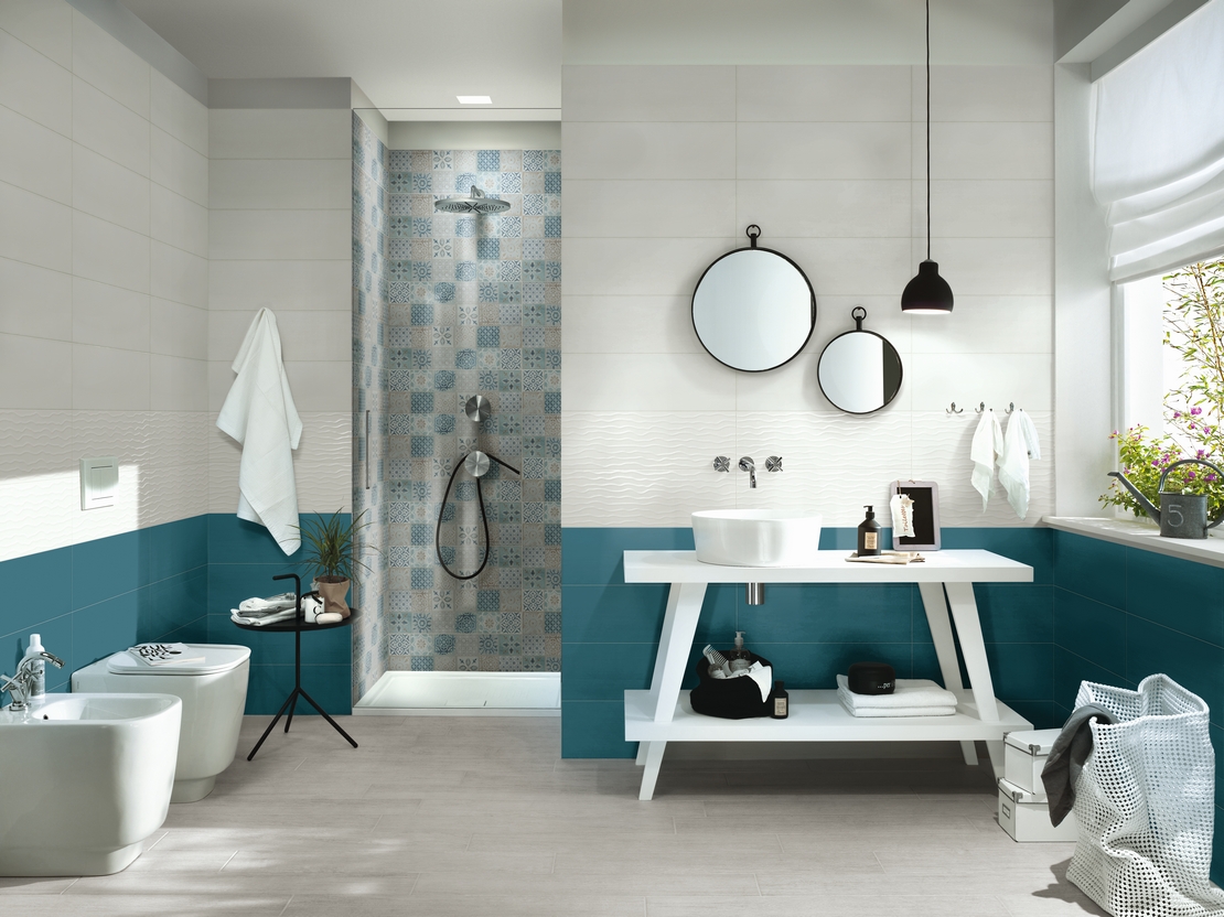 Farbiges Badezimmer mit Dusche. Weiße und Blaue Wandfliesen für ein modernes Badezimmer - Inspirationen Iperceramica