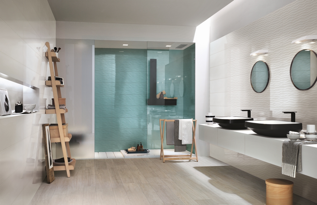 Farbiges Badezimmer mit Dusche. Weiß- und Blautöne und Holzoptik für ein modernes Badezimmer - Inspirationen Iperceramica