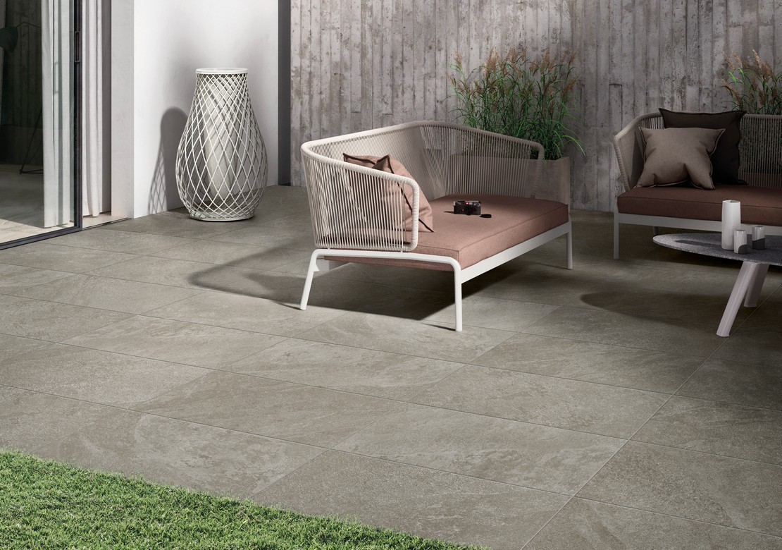 Extérieur moderne, patio avec sol en pierre grise - Inspirations Iperceramica