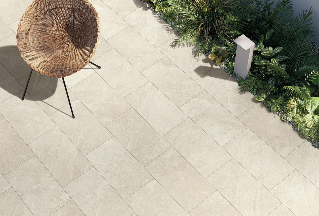 Extérieur moderne, patio avec sol en pierre couleur sable - Inspirations Iperceramica