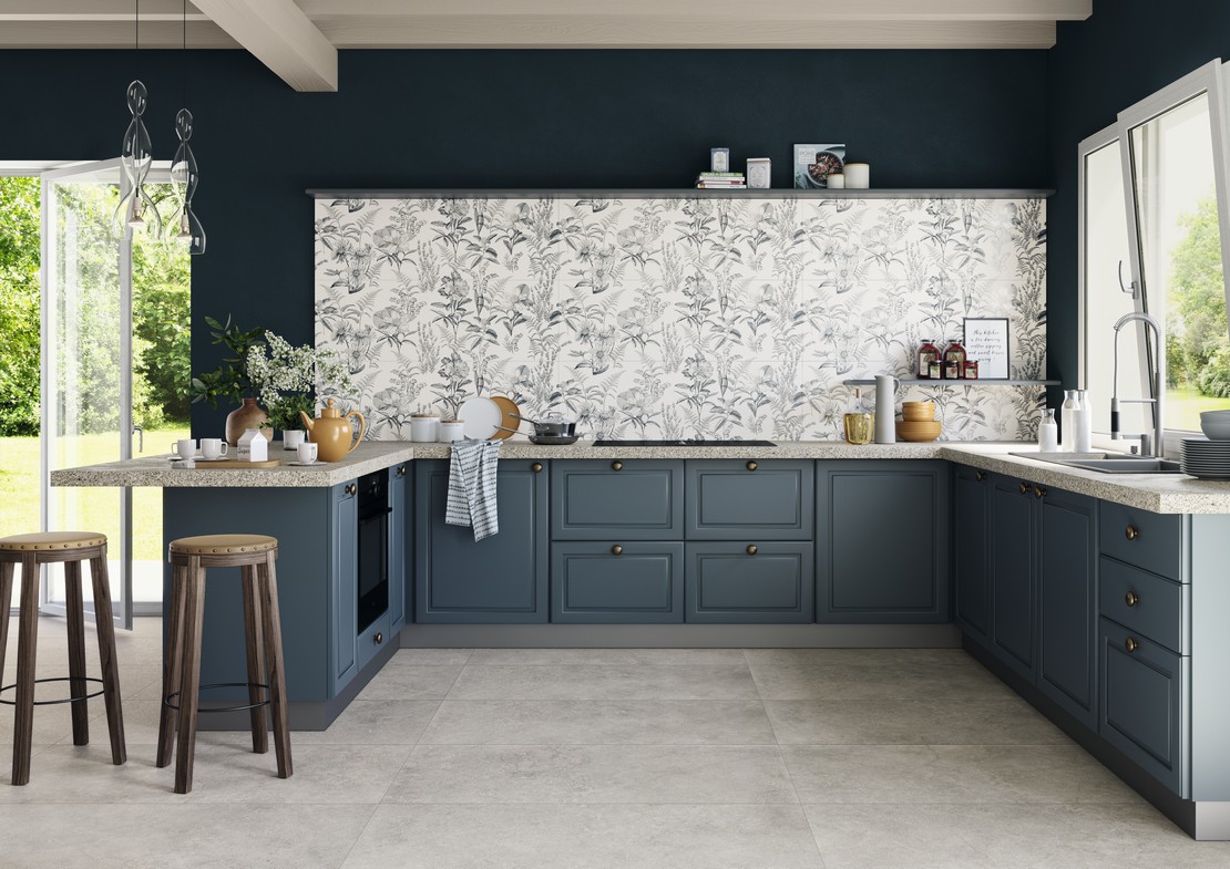 Cuisine moderne en angle avec bar et sol imitation pierre grise - Inspirations Iperceramica