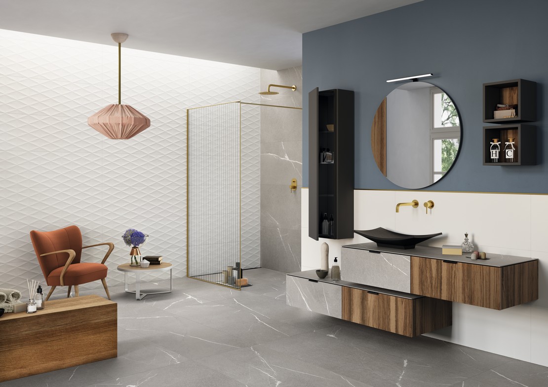 Bagno moderno con doccia e pavimento effetto pietra grigio di lusso - Ambienti Iperceramica