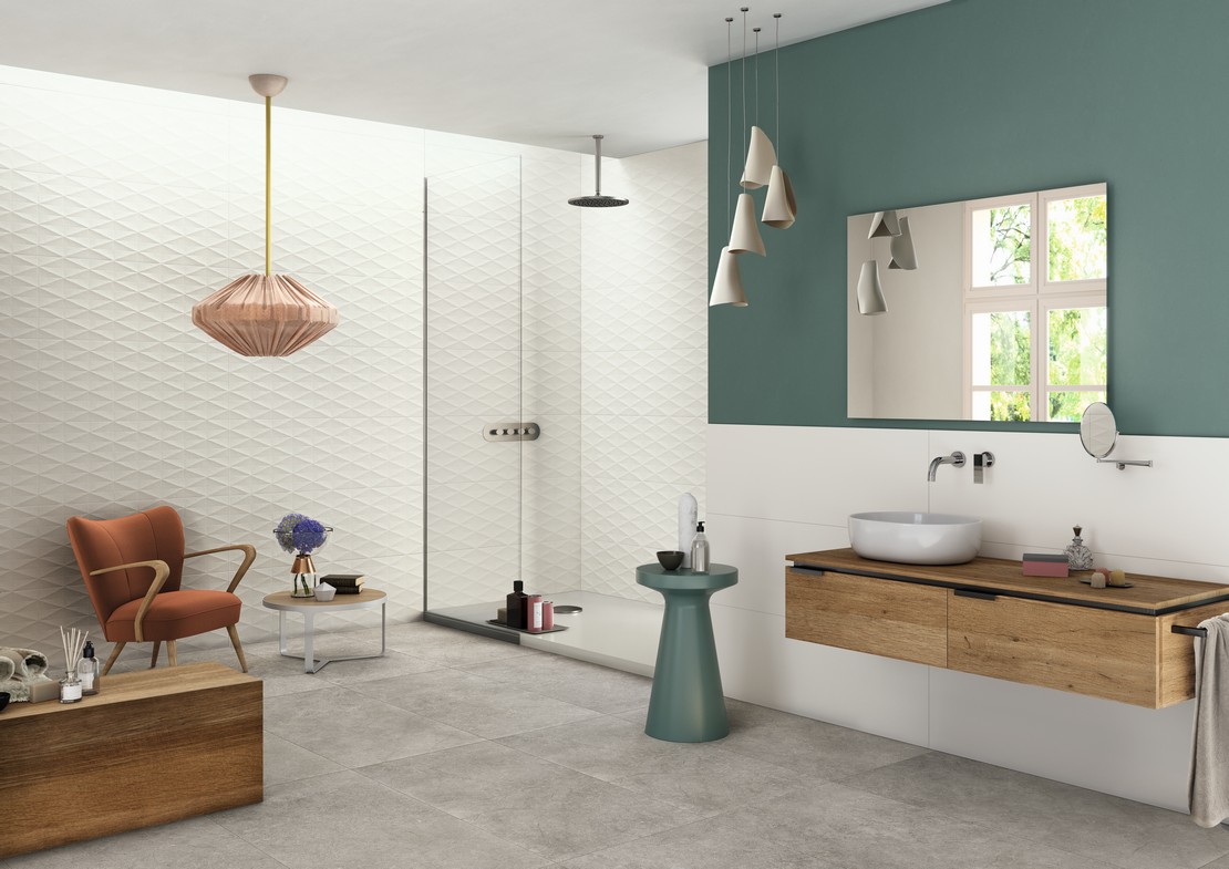 Bagno moderno dai toni chiari con pavimento effetto pietra - Ambienti Iperceramica