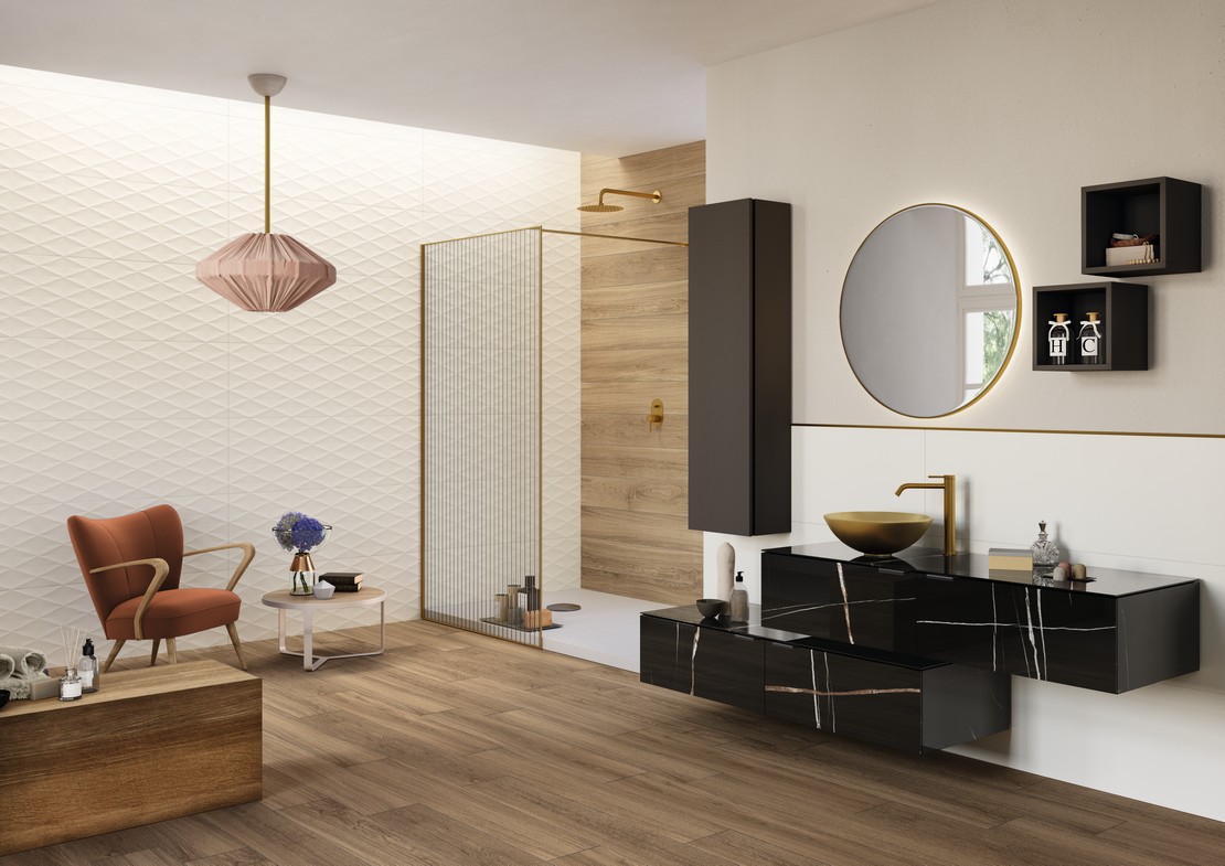 Salle de bains moderne de luxe avec douche et sol effet bois marron - Inspirations Iperceramica