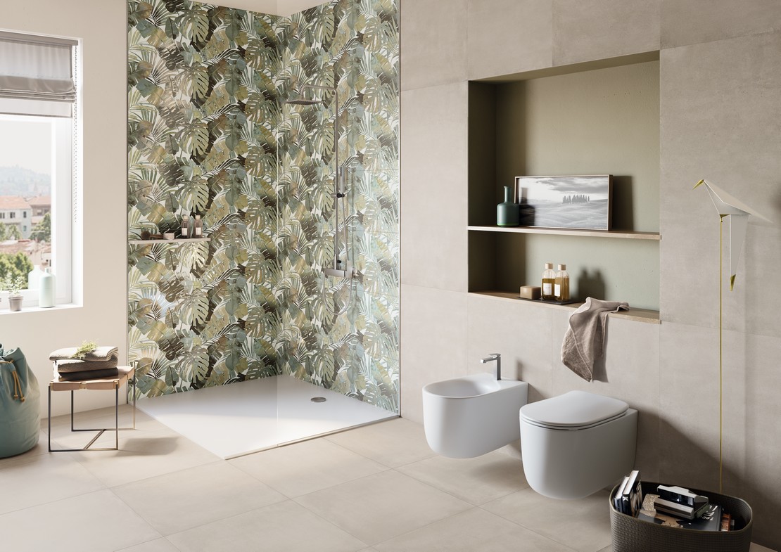 Luxuriöses Badezimmer mit Boden Zementoptik Beige und Wandfliesen Tapetenoptik - Inspirationen Iperceramica